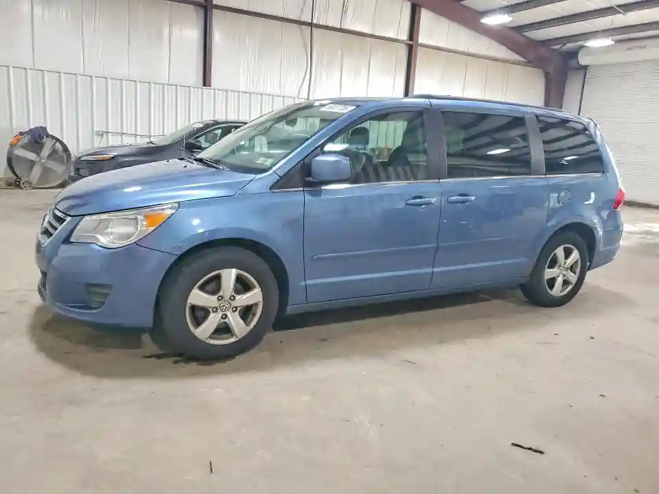 2V4RW3DG2BR738797 2011 VOLKSWAGEN ROUTAN-0