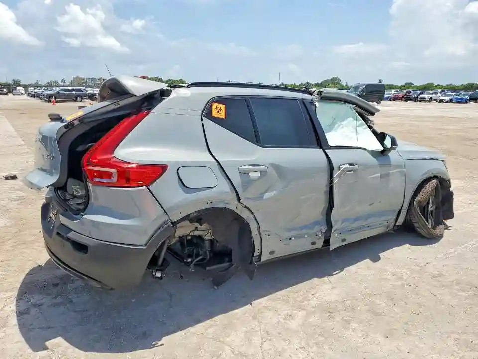 YV4L12UC7T2788436 2026 VOLVO XC40-2