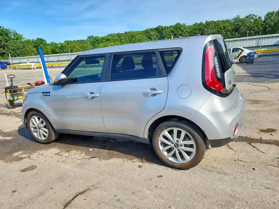 KNDJP3A52J7581019 2018 KIA SOUL-1