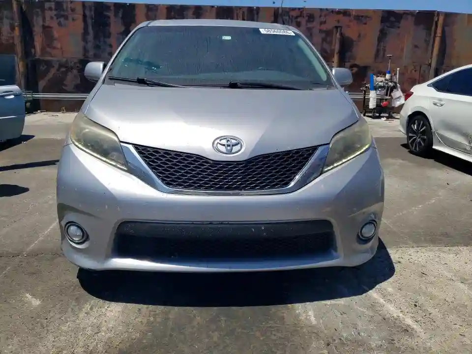 5TDXZ3DC5HS840598 2017 TOYOTA SIENNA-4