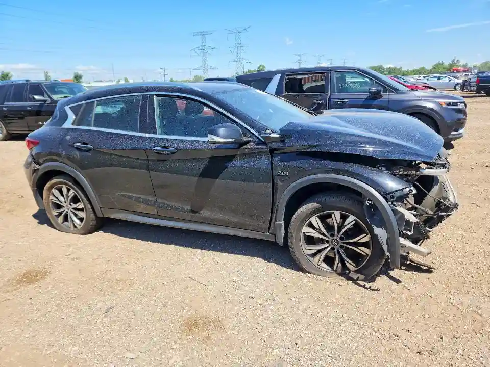 SJKCH5CR2HA021268 2017 INFINITI QX30 PREMI-3