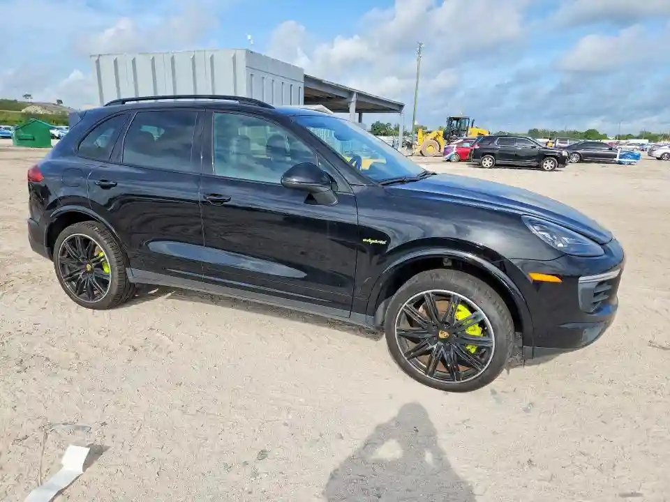 WP1AE2A27HLA74946 2017 PORSCHE CAYENNE-3