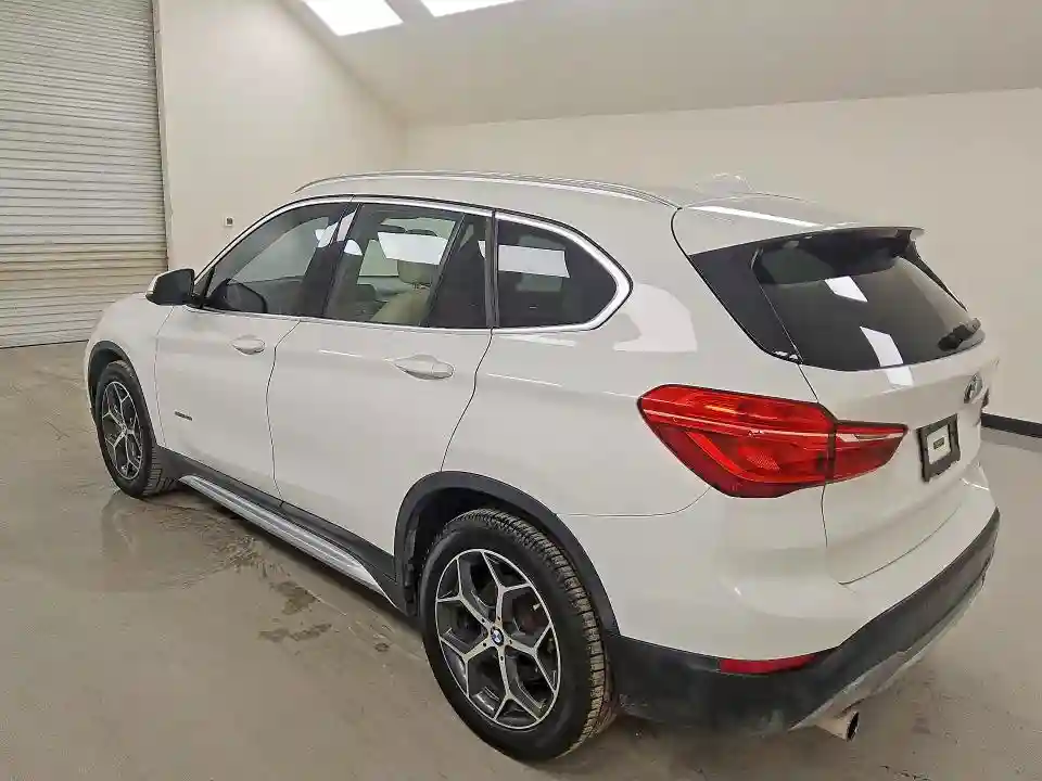 WBXHU7C38J5H39715 2018 BMW X1-1
