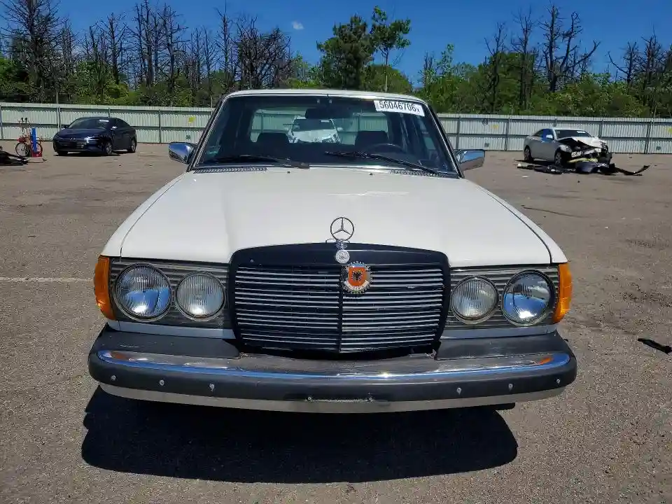 WDBAB23A3DB403204 1983 MERCEDES-BENZ 240-CLASS-4