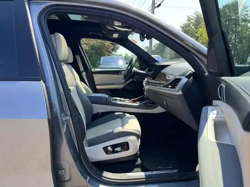 5UX23EM00P9P15677 2023 BMW X7-4