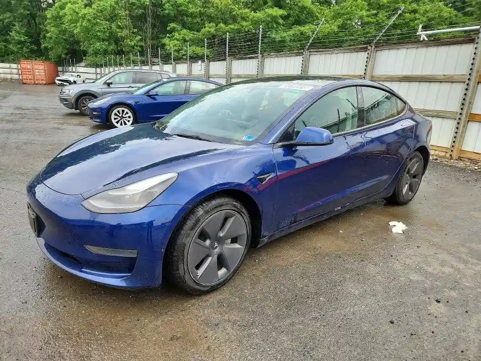 5YJ3E1EA1PF435210 2023 TESLA MODEL 3-0