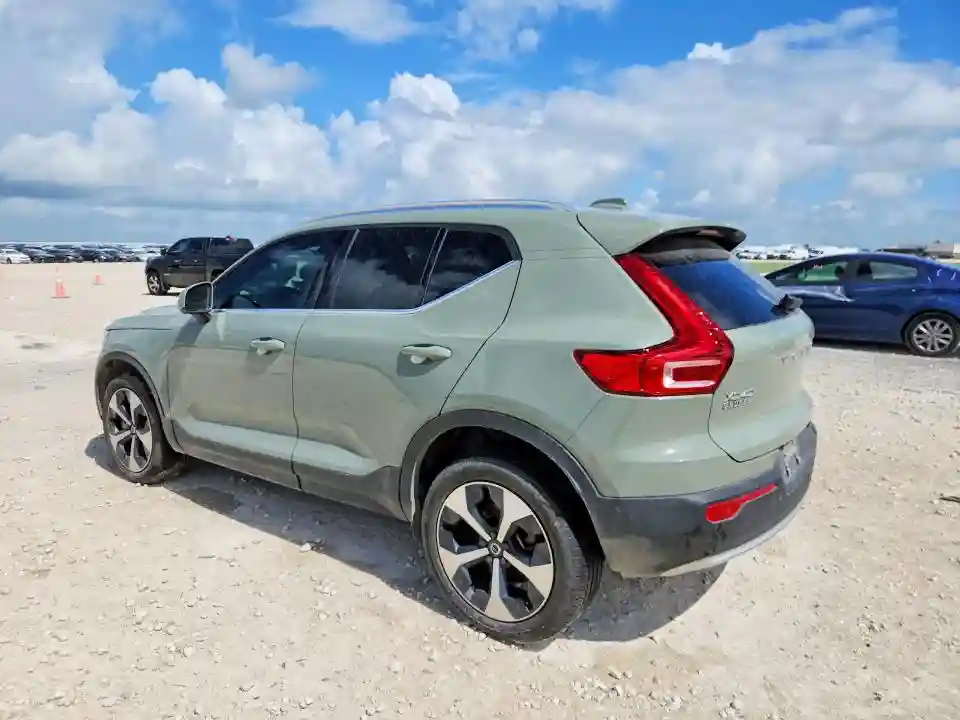 YV4L12UE4S2461637 2025 VOLVO XC40-1