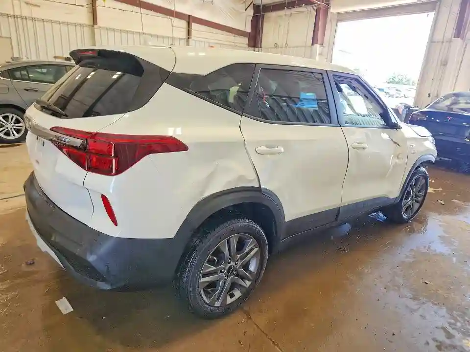 KNDEPCAAXP7438438 2023 KIA SELTOS-2