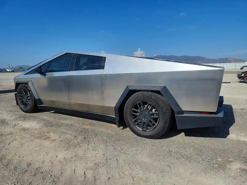 7G2CEHED7RA007061 2024 TESLA CYBERTRUCK-1