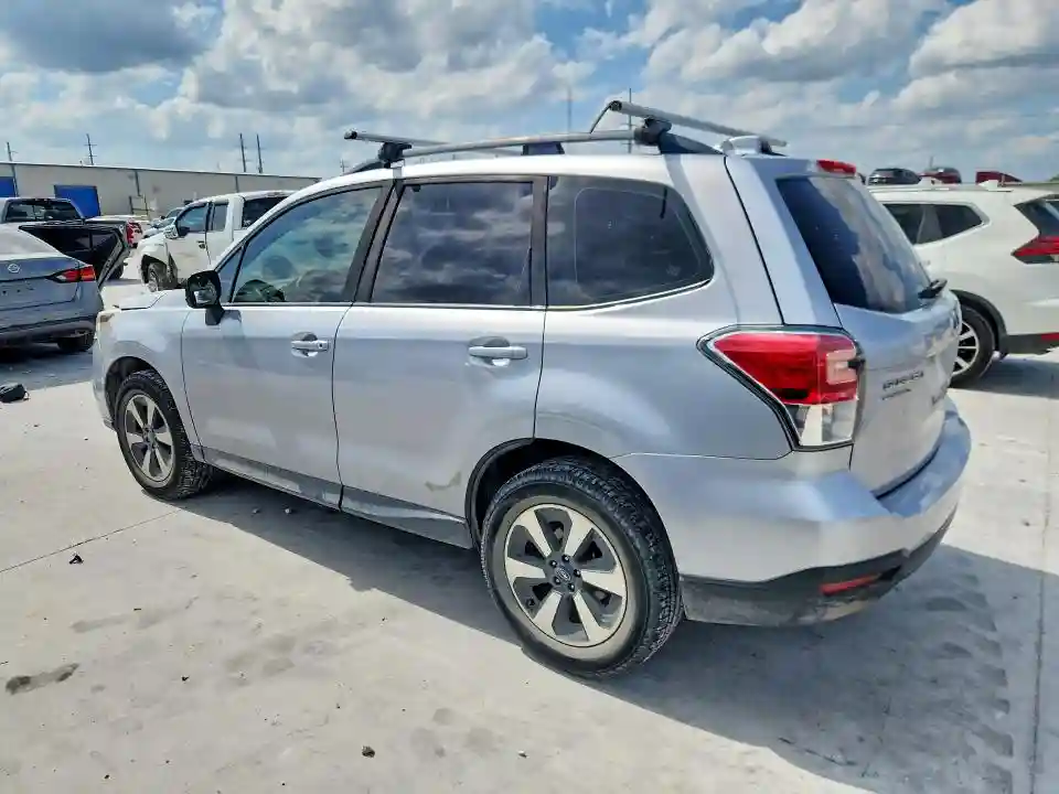 JF2SJABC1HH810318 2017 SUBARU FORESTER-1