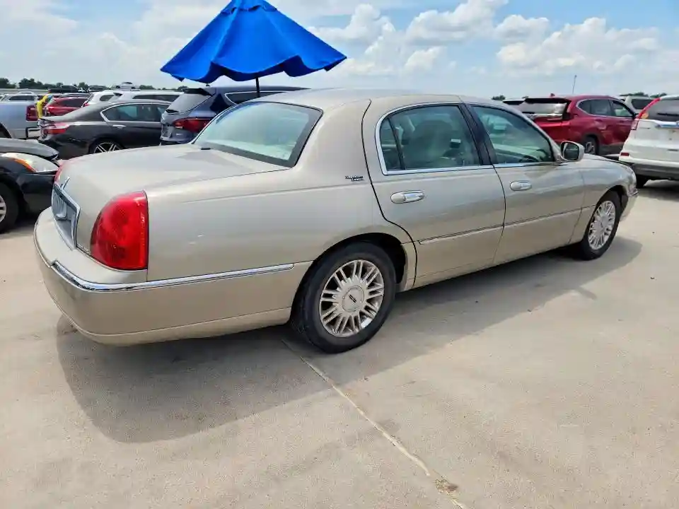 2LNBL8CV3BX763832 2011 LINCOLN TOWNCAR-2