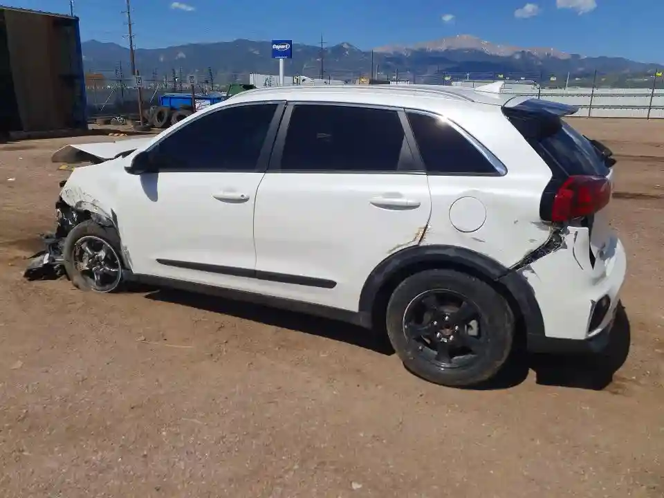 KNDCB3LCXN5534664 2022 KIA NIRO-1