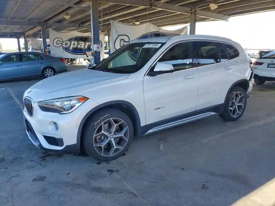 WBXHU7C37J5H40662 2018 BMW X1-0