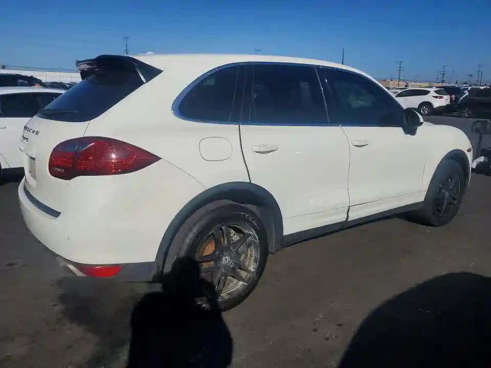 WP1AB2A25BLA42058 2011 PORSCHE CAYENNE-2