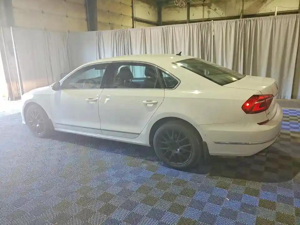 1VWAT7A32HC064190 2017 VOLKSWAGEN PASSAT-1