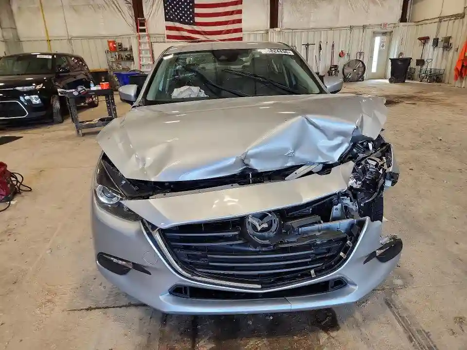 3MZBN1V32JM240620 2018 MAZDA 3-4