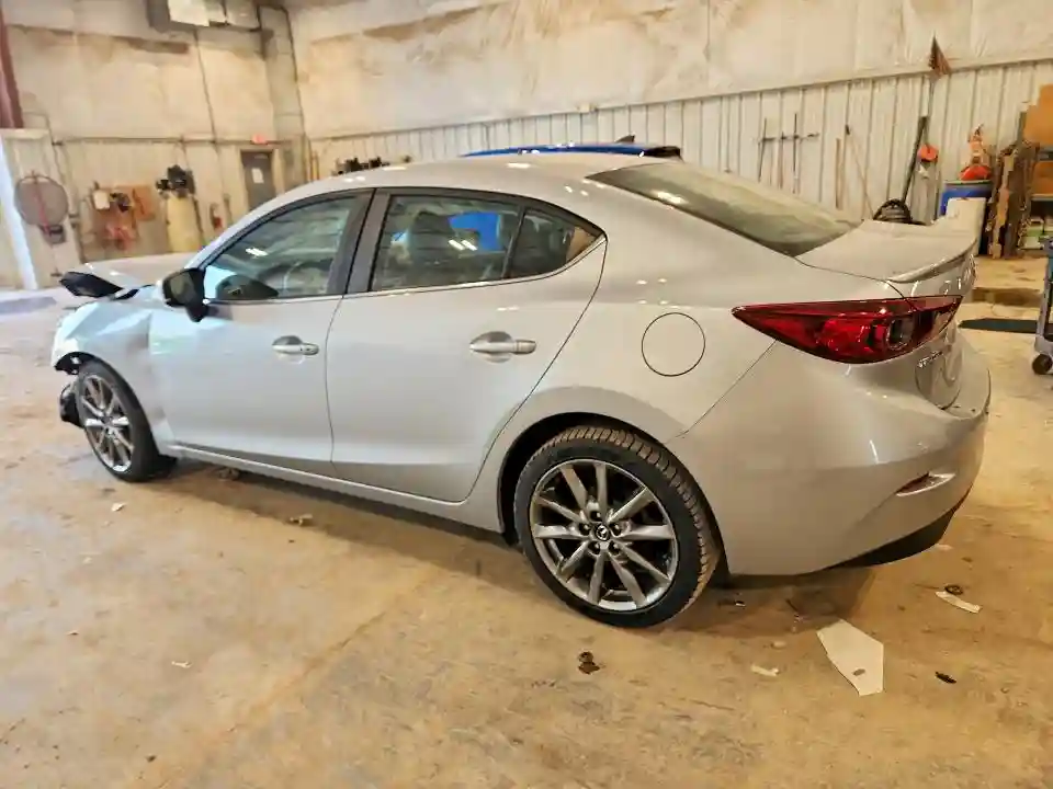 3MZBN1V32JM240620 2018 MAZDA 3-1