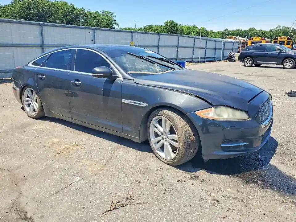 SAJWA1CB3BLV08217 2011 JAGUAR XJ-3