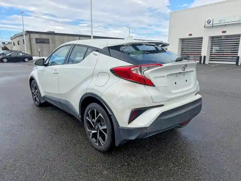 NMTKHMBX6JR021239 2018 TOYOTA C-HR-2