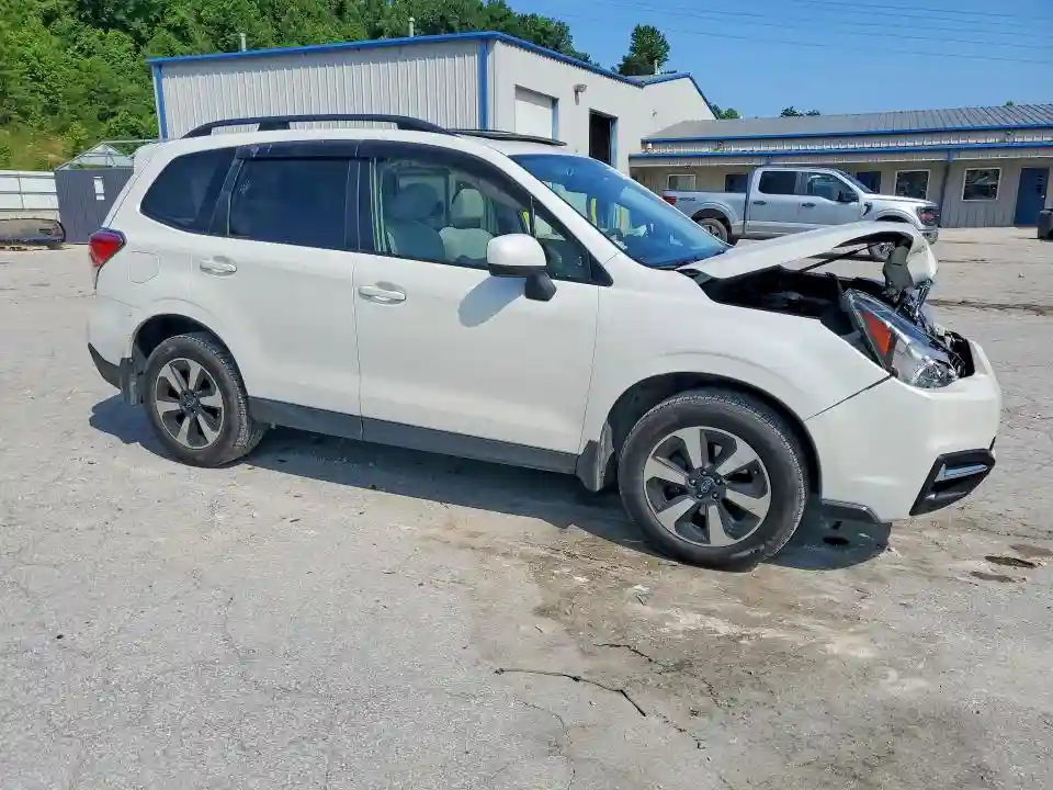 JF2SJAGC2JH582053 2018 SUBARU FORESTER-3