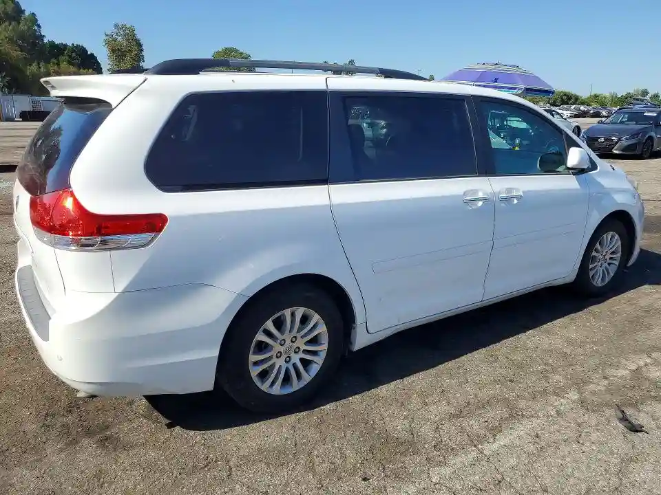 5TDYK3DC8ES422136 2014 TOYOTA SIENNA-2
