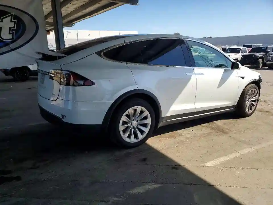 5YJXCAE21JF106367 2018 TESLA MODEL X-2