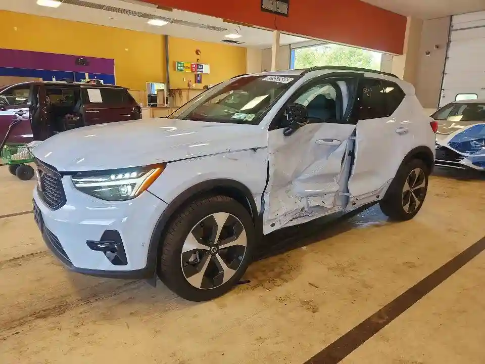 YV4L12UC5T2807419 2026 VOLVO XC40-0