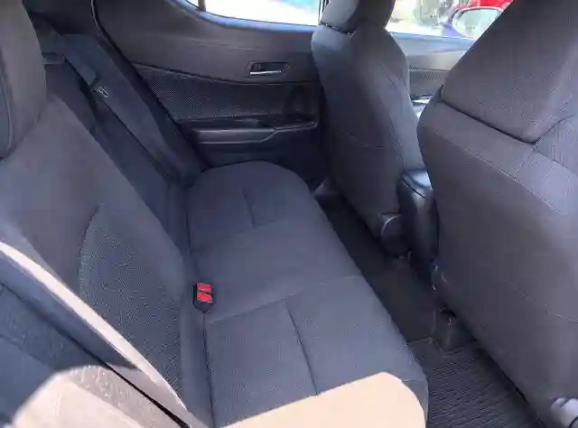 NMTKHMBX2KR068673 2019 TOYOTA C-HR-5