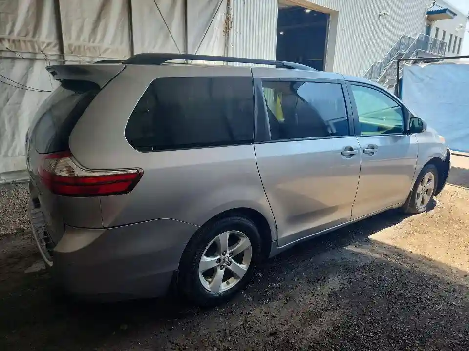 5TDKZ3DC8HS863657 2017 TOYOTA SIENNA-2