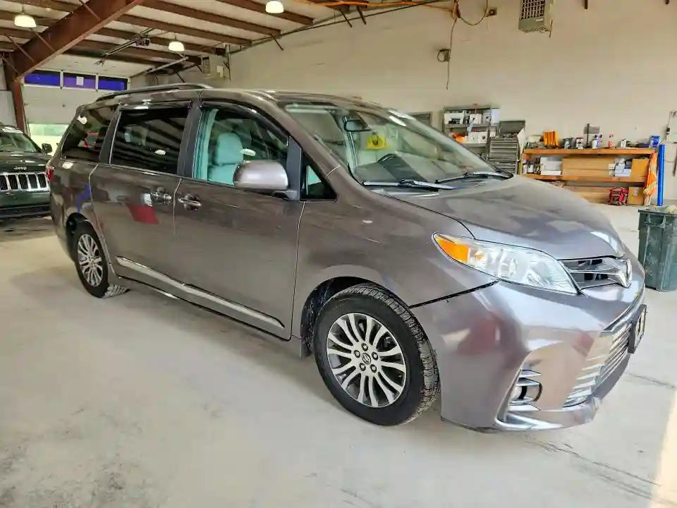 5TDYZ3DC2JS944783 2018 TOYOTA SIENNA-3