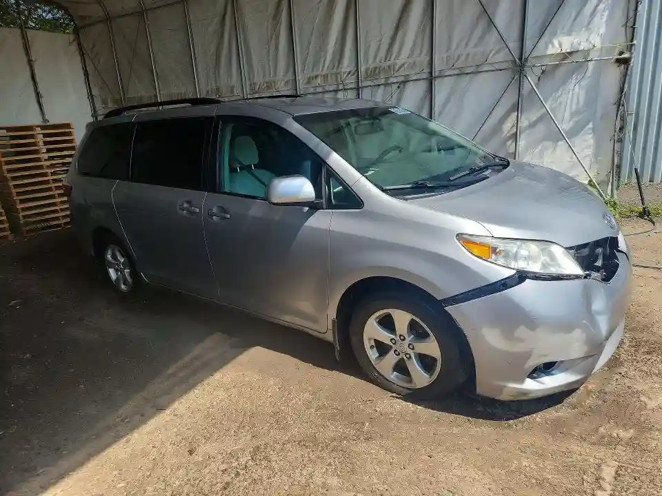 5TDKZ3DC8HS863657 2017 TOYOTA SIENNA-3