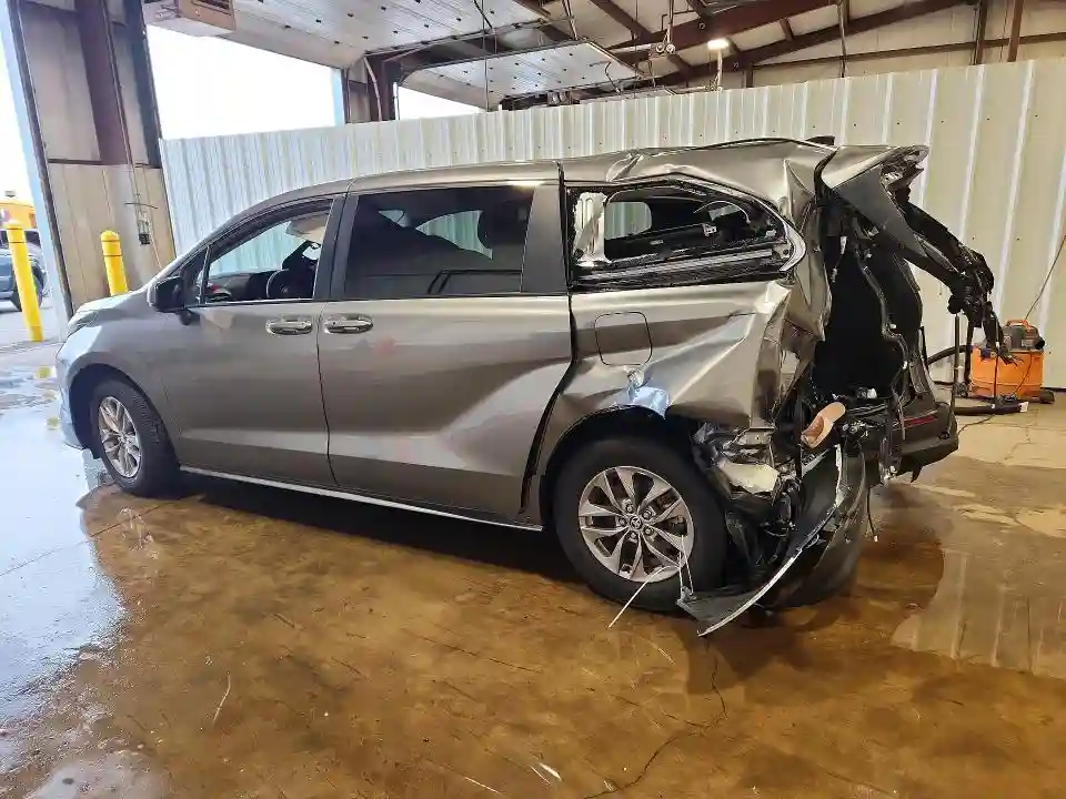 5TDKRKEC6TS295197 2026 TOYOTA SIENNA-1