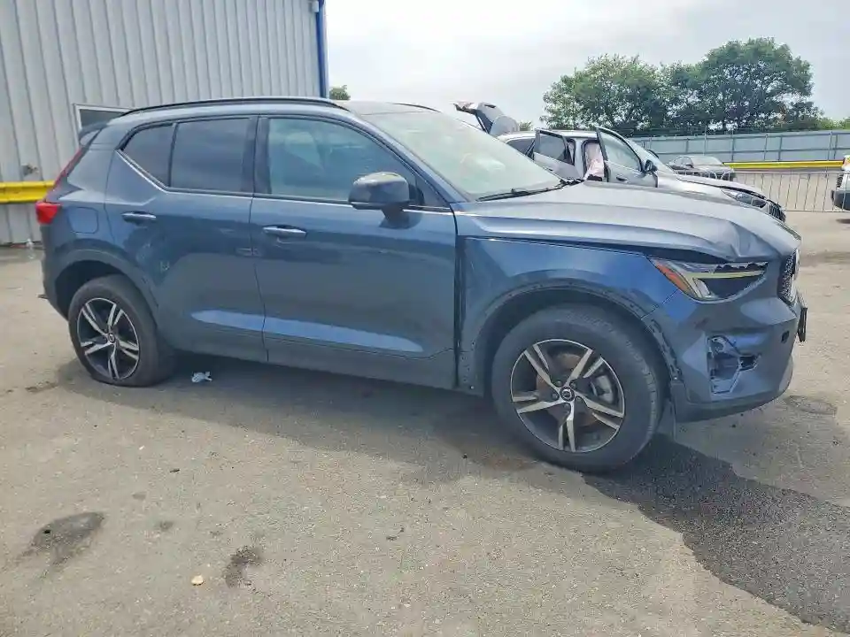 YV4L12UK1T2704506 2026 VOLVO XC40-3
