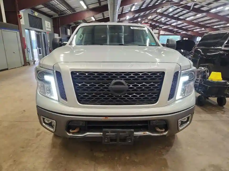 1N6AA1E55JN527271 2018 NISSAN TITAN-4