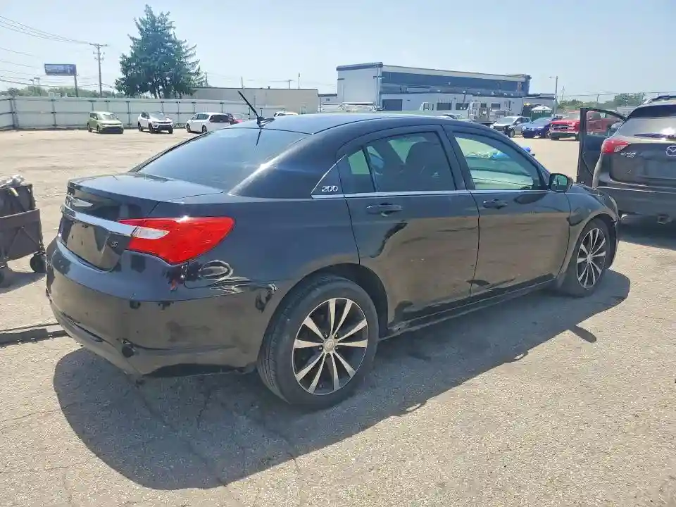 1C3BC8FG8BN613724 2011 CHRYSLER 200-2