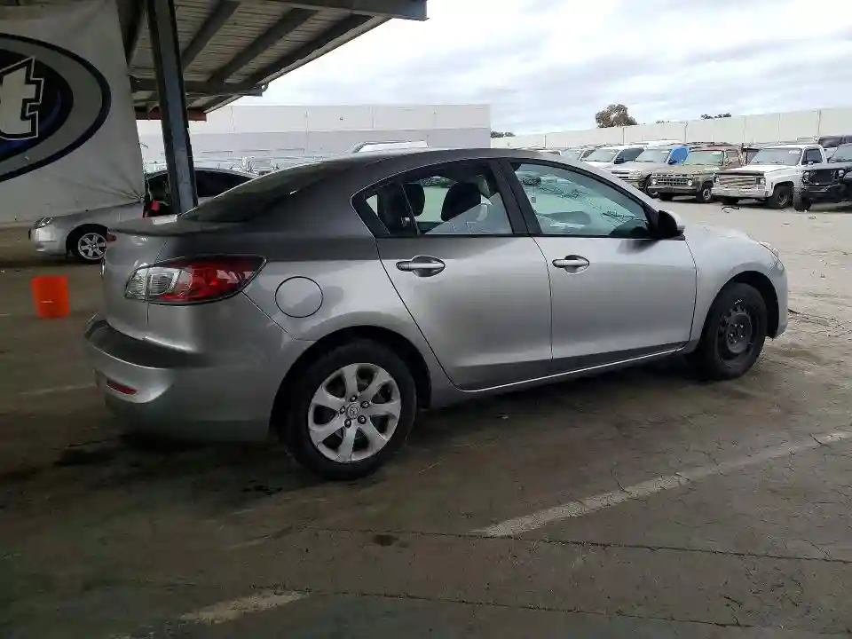 JM1BL1TG9D1728642 2013 MAZDA 3-2