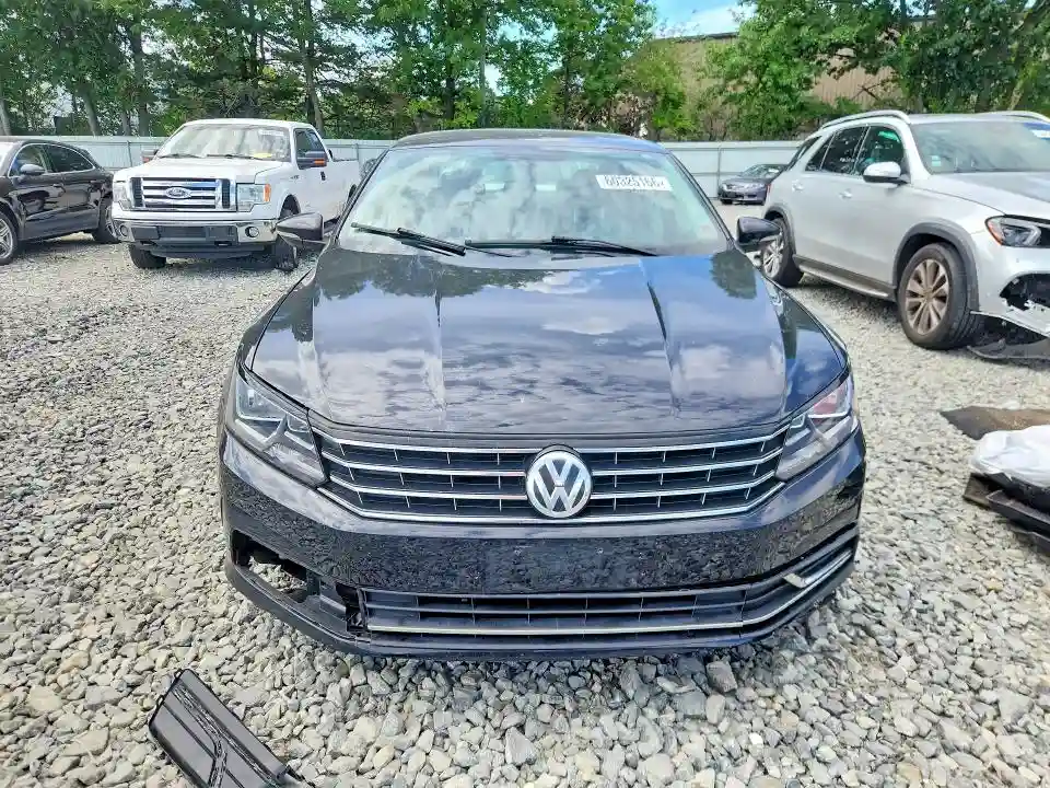 1VWBT7A3XHC011984 2017 VOLKSWAGEN PASSAT-4