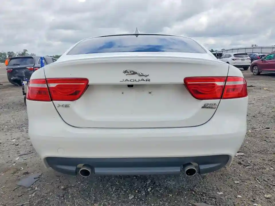 SAJAJ4FX4JCP25812 2018 JAGUAR XE-5