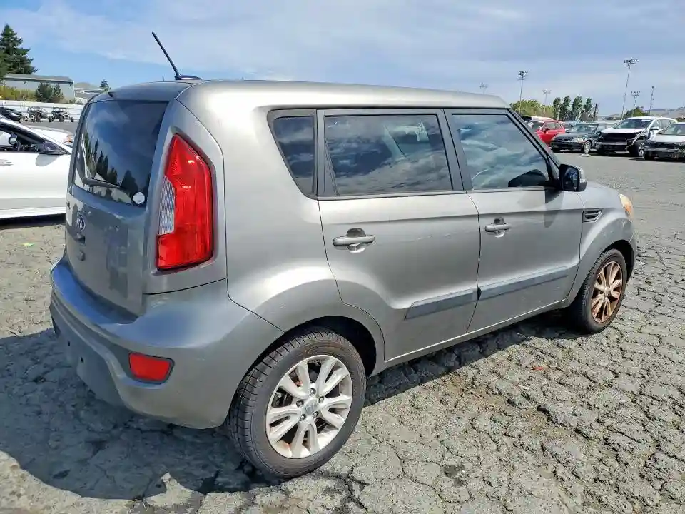 KNDJT2A68D7575647 2013 KIA SOUL-2