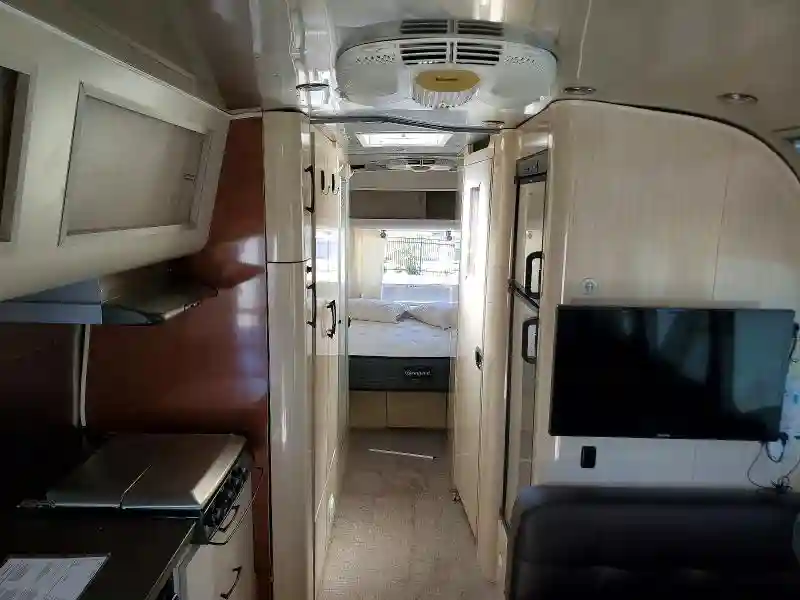1STJFYP28EJ528848 2014 AIRSTREAM INTERNATIO-5