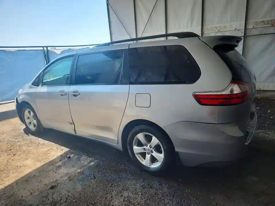 5TDKZ3DC8HS863657 2017 TOYOTA SIENNA-1