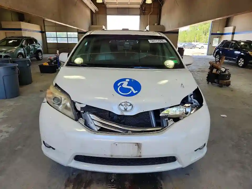 5TDYK3DC7BS112829 2011 TOYOTA SIENNA-4