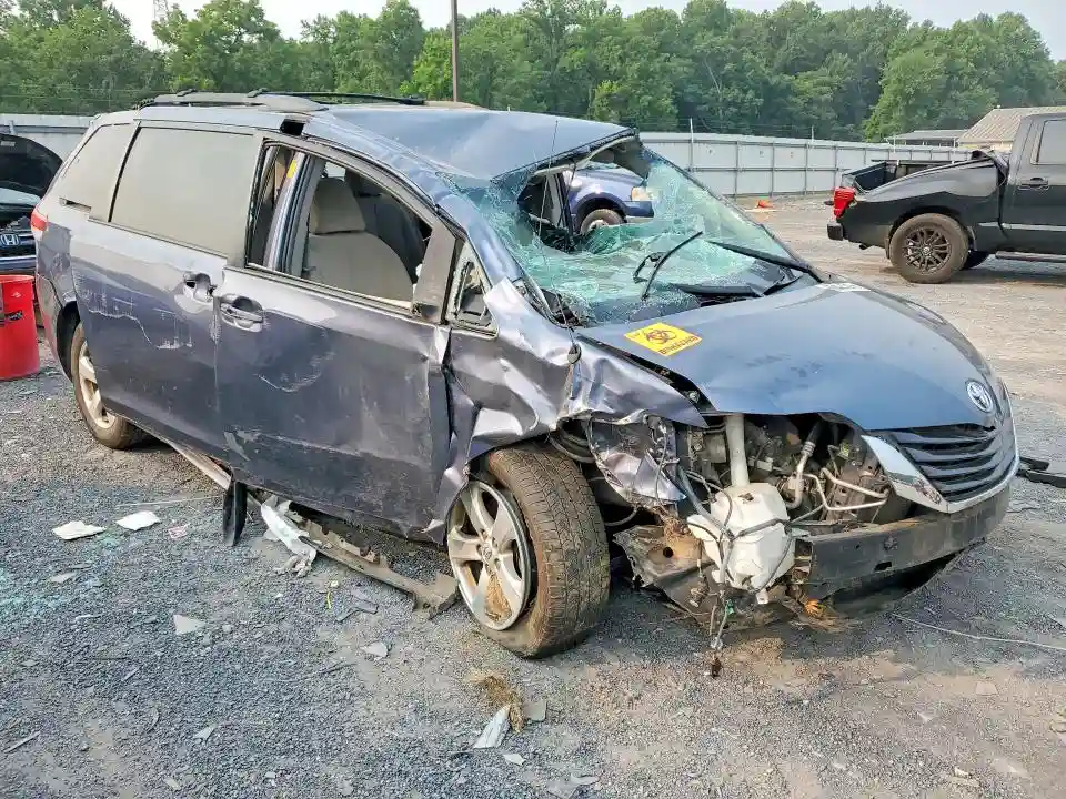 5TDKK3DC9DS404992 2013 TOYOTA SIENNA-3