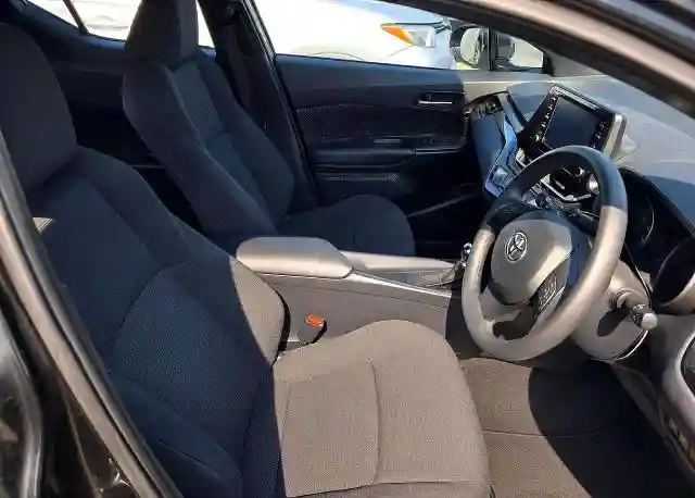 NMTKHMBX2KR068673 2019 TOYOTA C-HR-4
