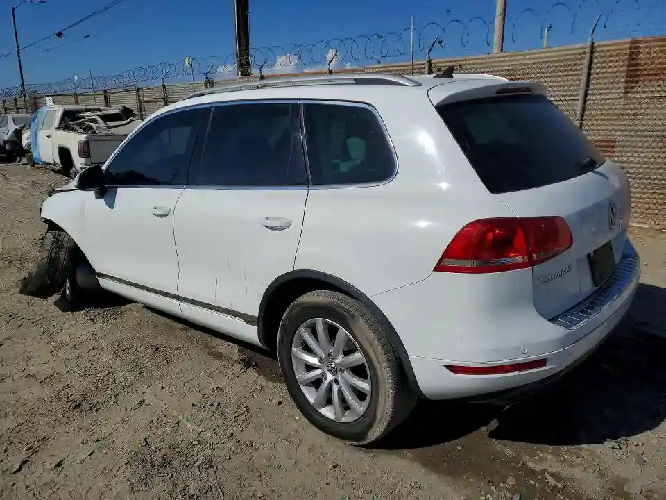 WVGEF9BP4CD007755 2012 VOLKSWAGEN TOUAREG-1