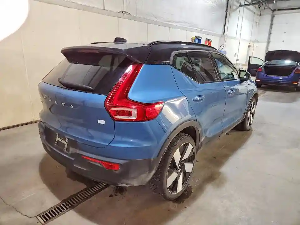 YV4ED3UM0P2990071 2023 VOLVO XC40-2