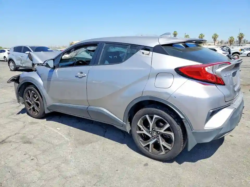 NMTKHMBX8JR021596 2018 TOYOTA C-HR-1