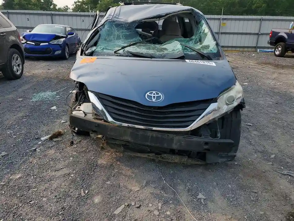 5TDKK3DC9DS404992 2013 TOYOTA SIENNA-4
