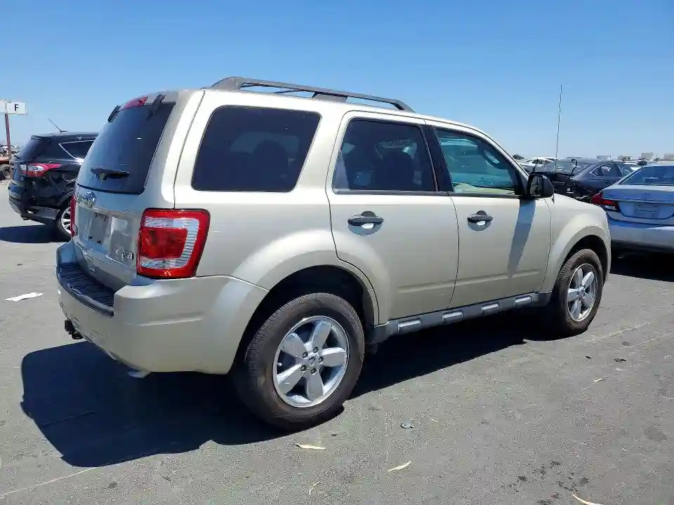 1FMCU0DG3BKA62228 2011 FORD ESCAPE-2