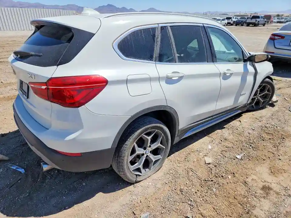 WBXHU7C3XH5H36275 2017 BMW X1-2